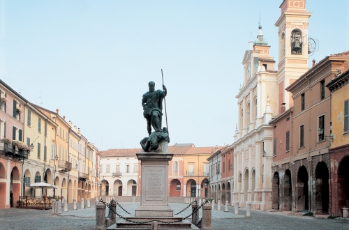 foto emergenza n 27 Piazza Mazzini con statua
